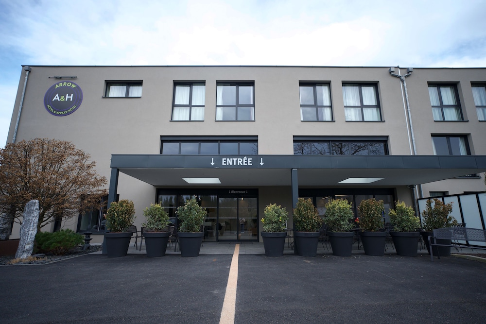 arrow hotel