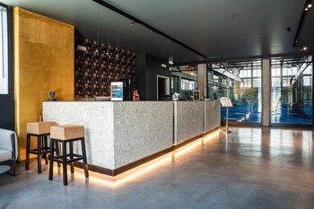 como hills hotel