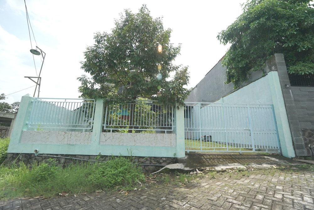 spot on 93612 kencana homestay syariah near masjid al barokah kanyuran