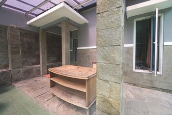 spot on 93612 kencana homestay syariah near masjid al barokah kanyuran