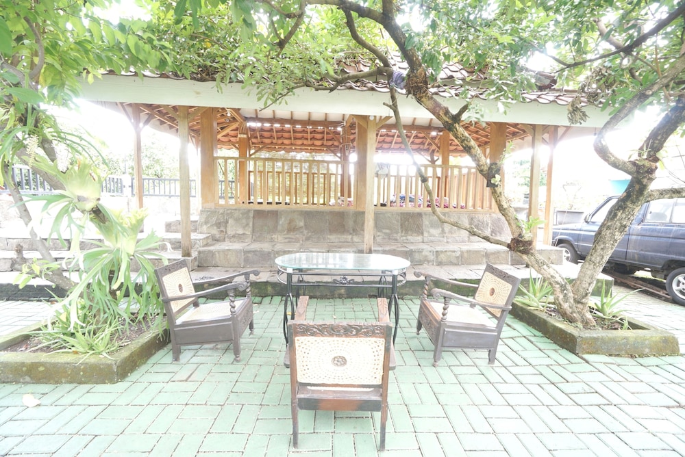 spot on 93612 kencana homestay syariah near masjid al barokah kanyuran