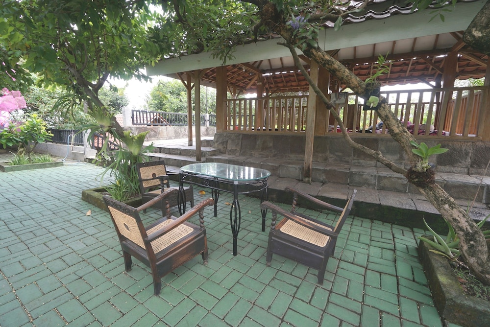 spot on 93612 kencana homestay syariah near masjid al barokah kanyuran