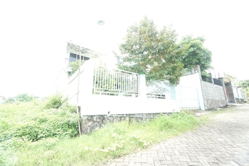 spot on 93612 kencana homestay syariah near masjid al barokah kanyuran