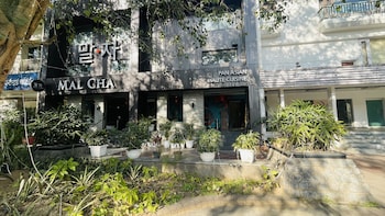 saltstayz select malcha and chankyapuri