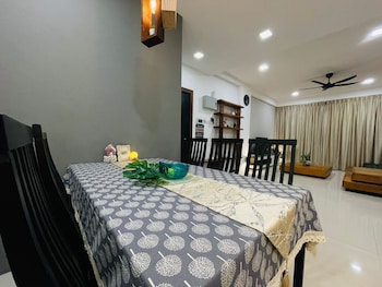 Oyo 90928 Hi-Homestay,,2 star