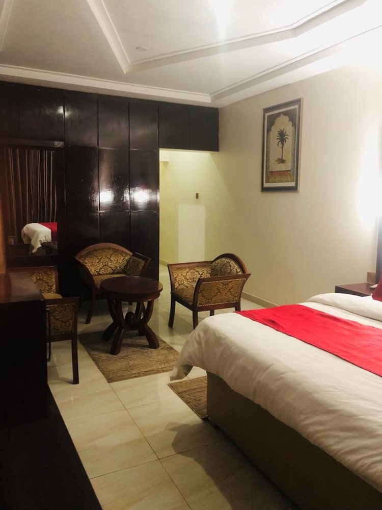 mclorrets suites