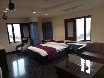 hotel c plus adults only