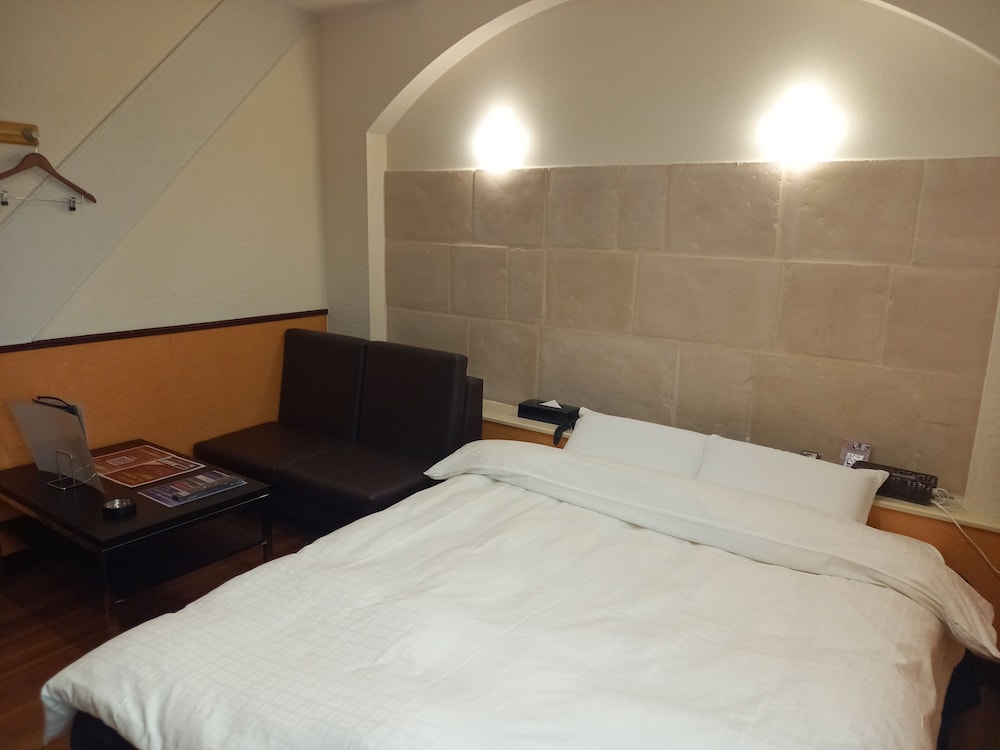 hotel c plus adults only