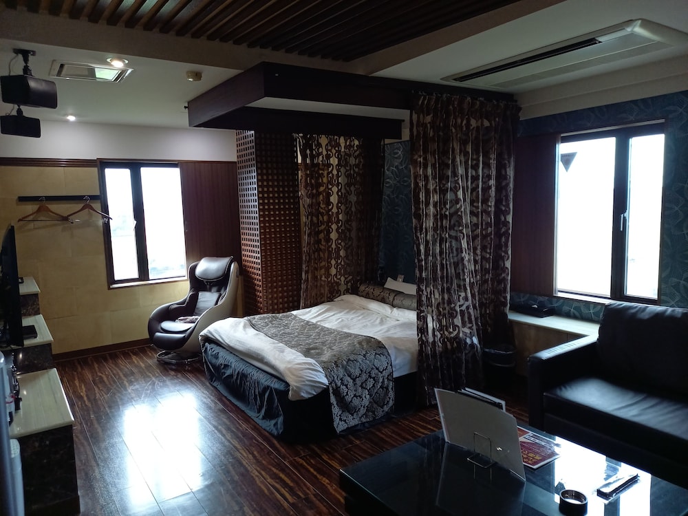 hotel c plus adults only