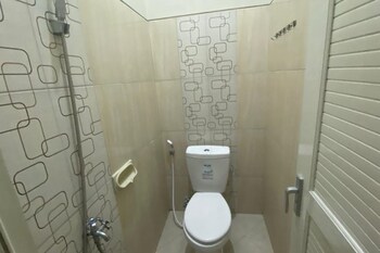 spot on 93832 lies kostel syariah