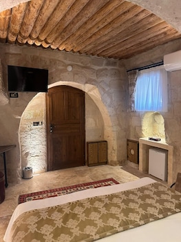 hira cave hotel