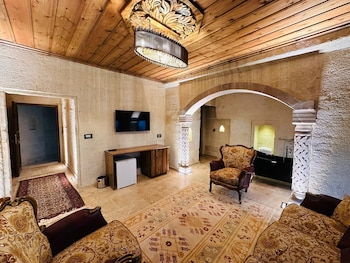 hira cave hotel