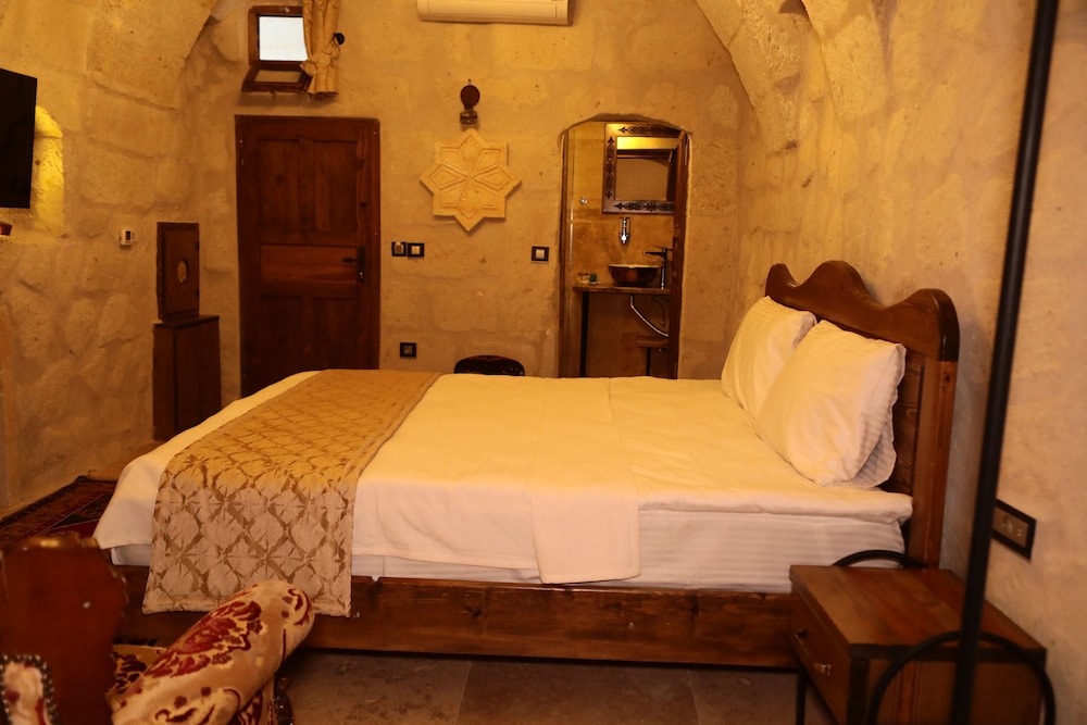 hira cave hotel