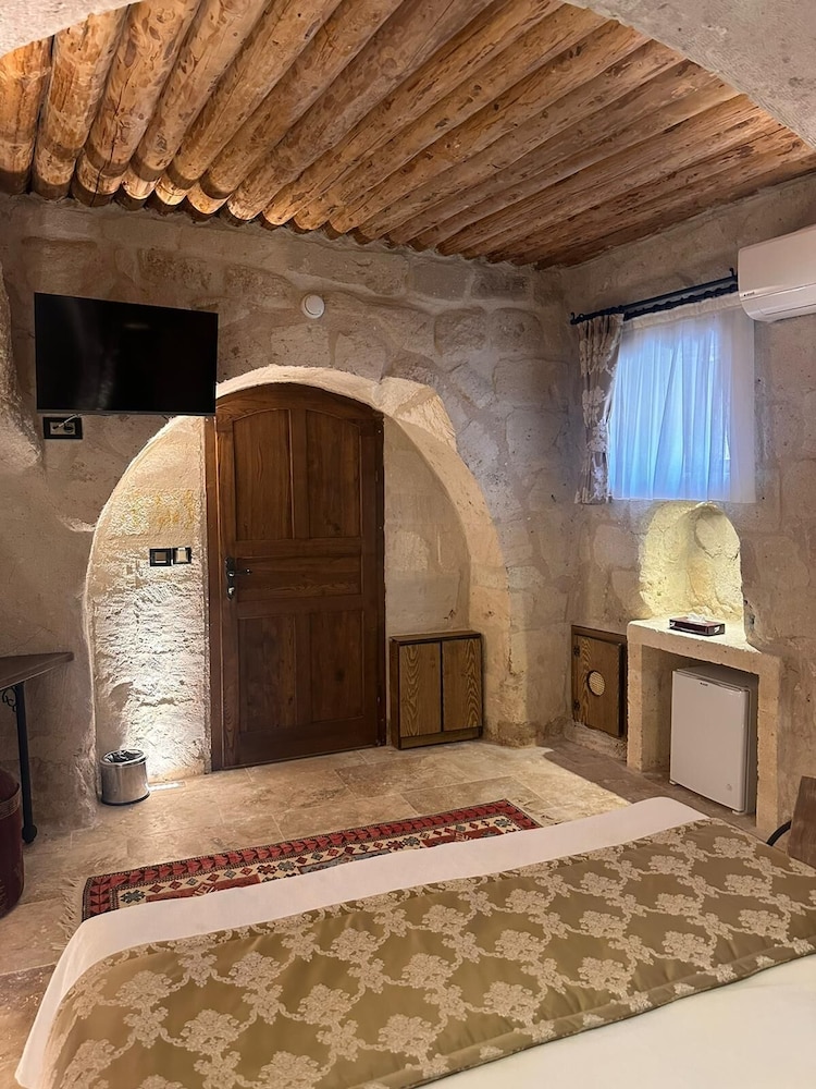 hira cave hotel