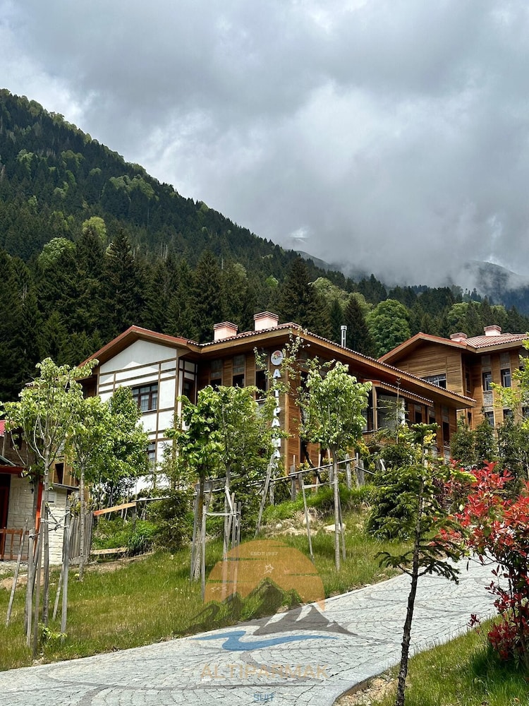 ayder altiparmak suit