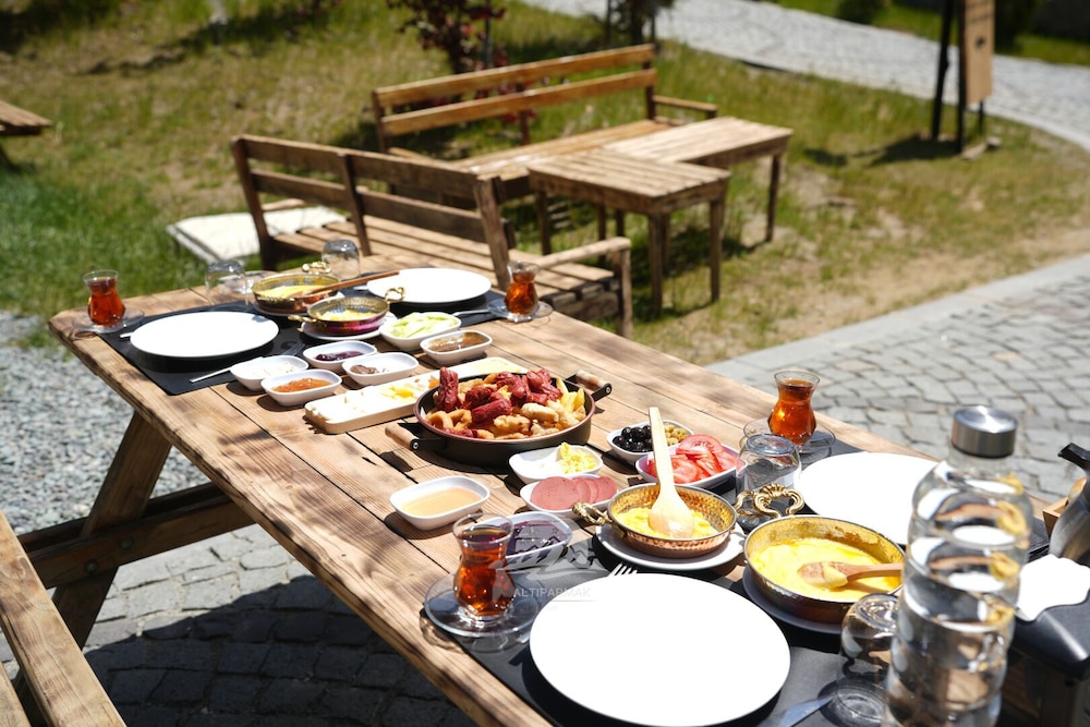 ayder altiparmak suit