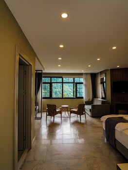 ayder altiparmak suit