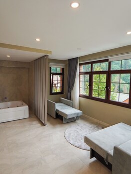 ayder altiparmak suit