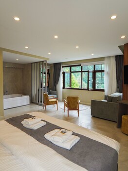 ayder altiparmak suit