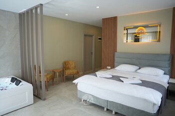 ayder altiparmak suit