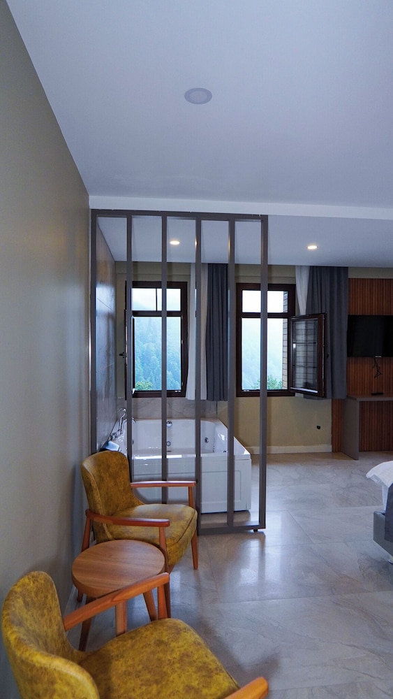 ayder altiparmak suit