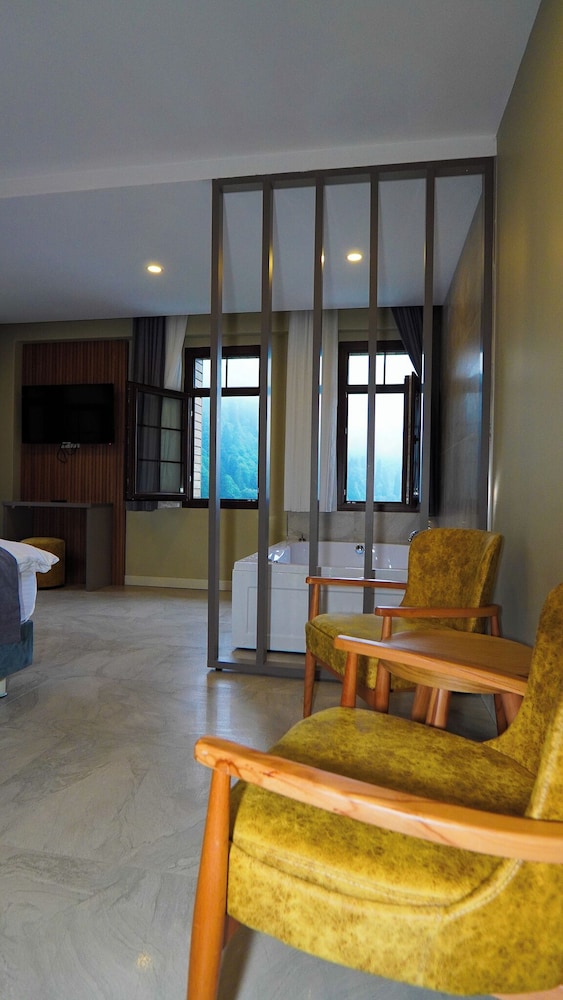 ayder altiparmak suit