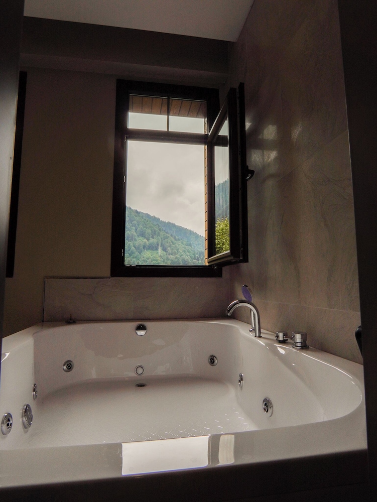 ayder altiparmak suit