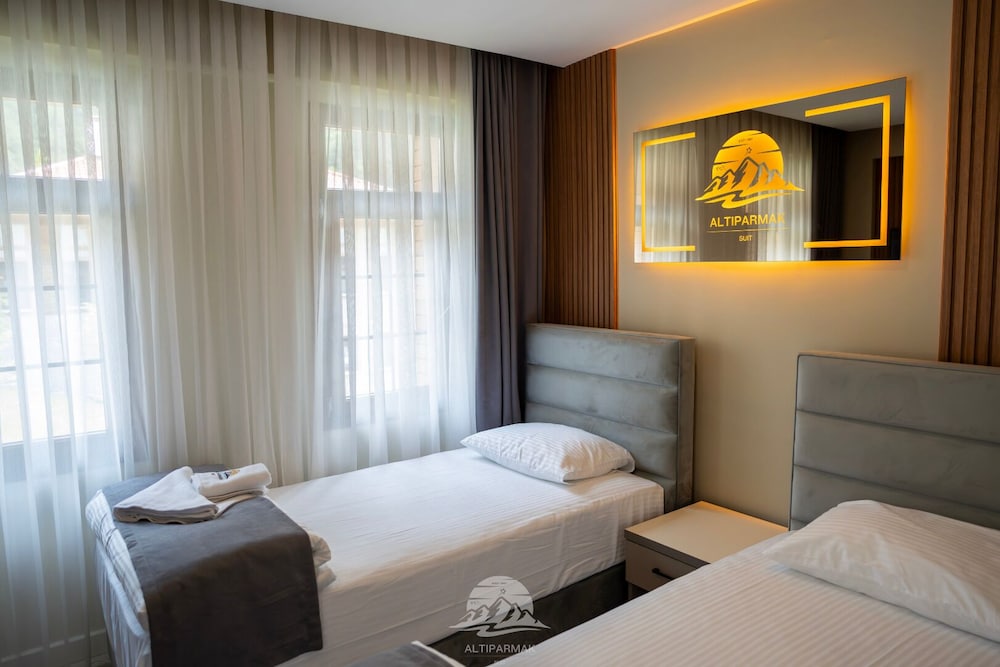 ayder altiparmak suit