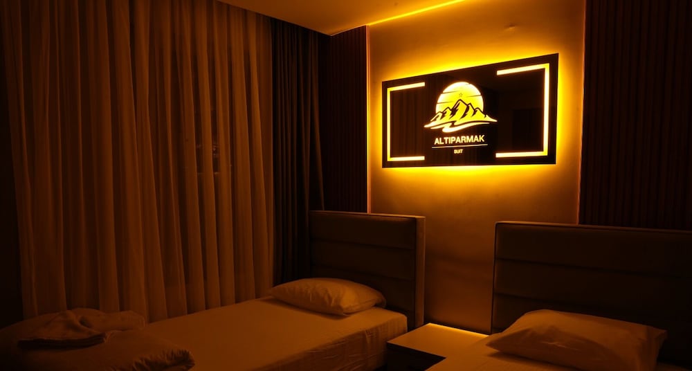 ayder altiparmak suit