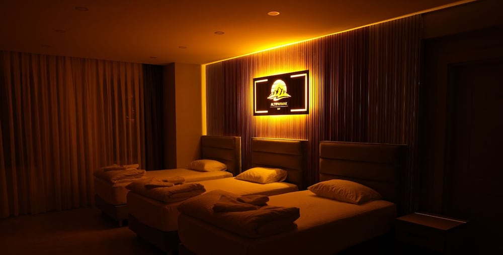 ayder altiparmak suit