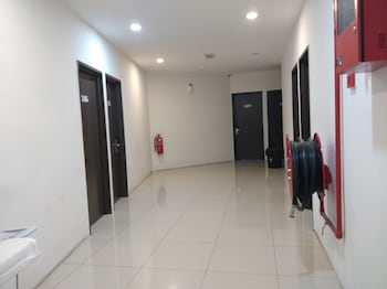 Oyo 90995 Hotel Nk Impian,,2 star