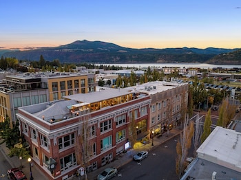 Thistledown On Oak,116 3Rd St,2 star