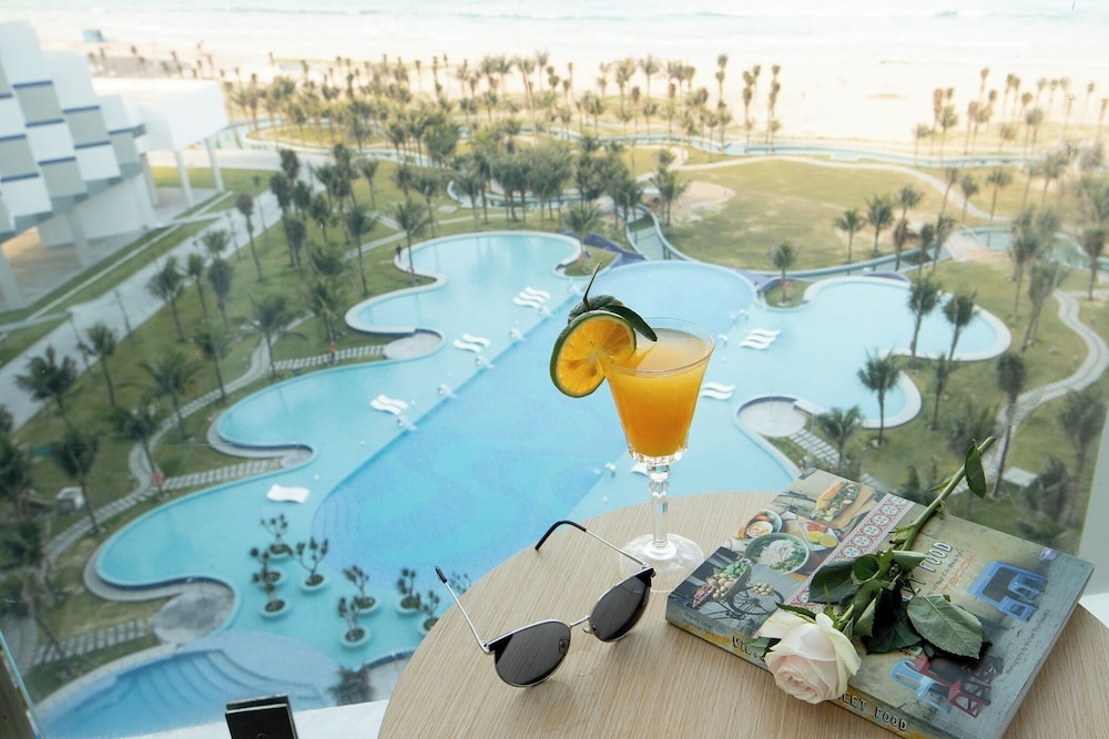 sunshine cam ranh see view