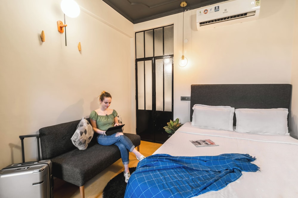 minimalist one hauz khas village