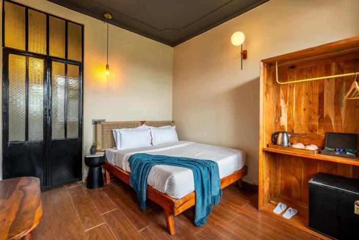 minimalist one hauz khas village