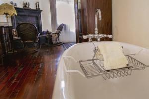 Weaverville Hotel,,2 star
