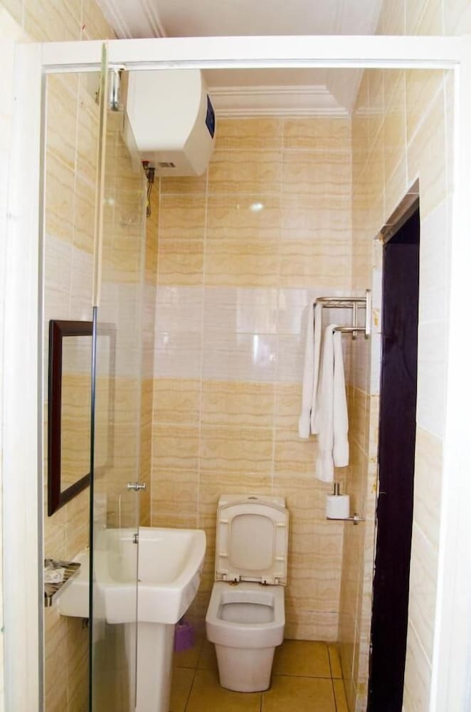 adachukwu hotel and suites