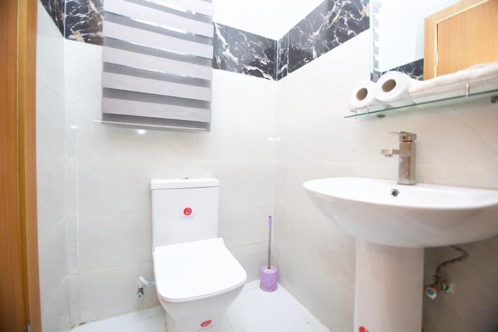 adachukwu hotel and suites