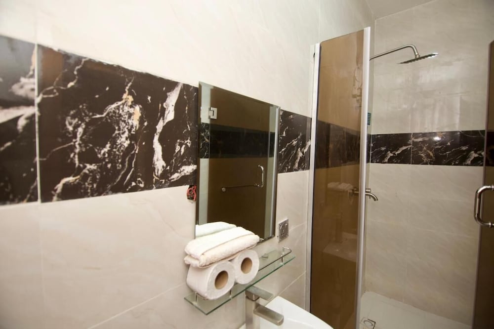 adachukwu hotel and suites