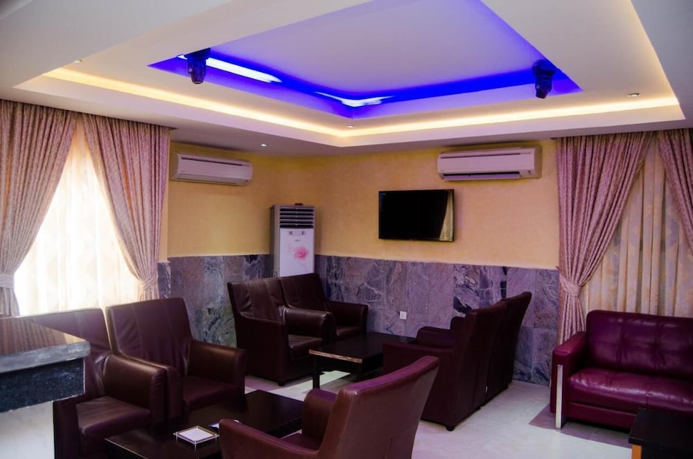 adachukwu hotel and suites