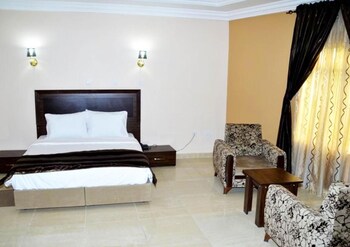 adachukwu hotel and suites