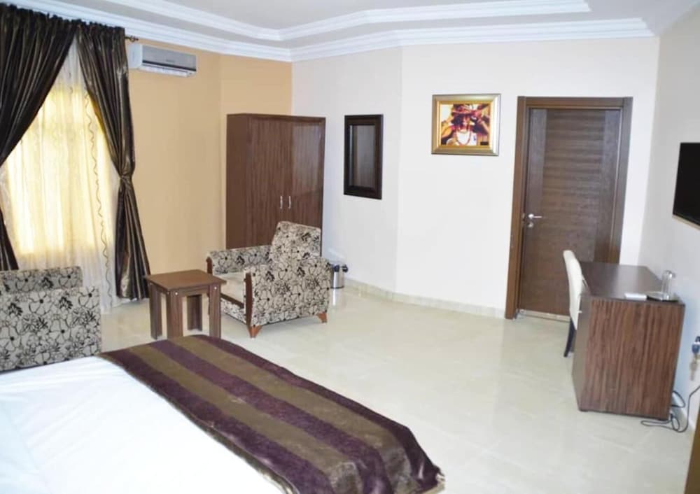 adachukwu hotel and suites