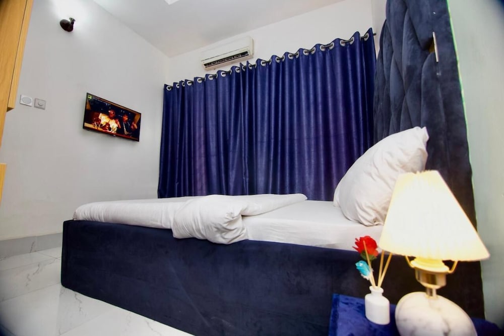 adachukwu hotel and suites