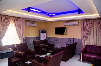 adachukwu hotel and suites