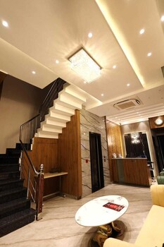 Tango Traxx,,3 star