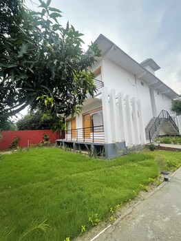 The White Oak Corbett Spa & Resort,,3 star