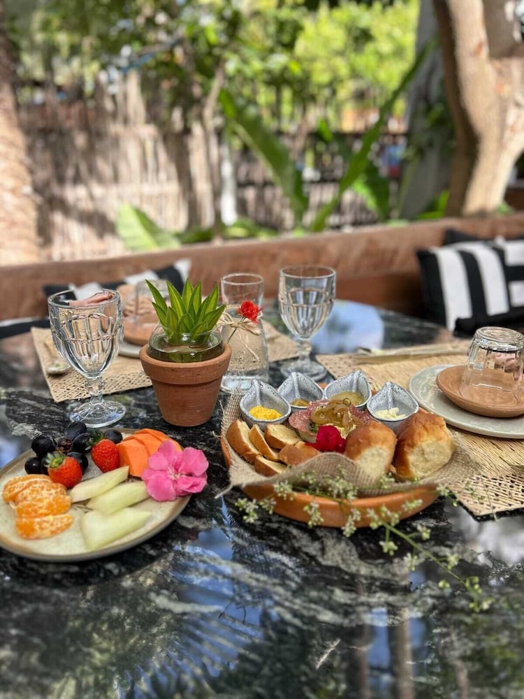 villa pantai boutique hotel atins