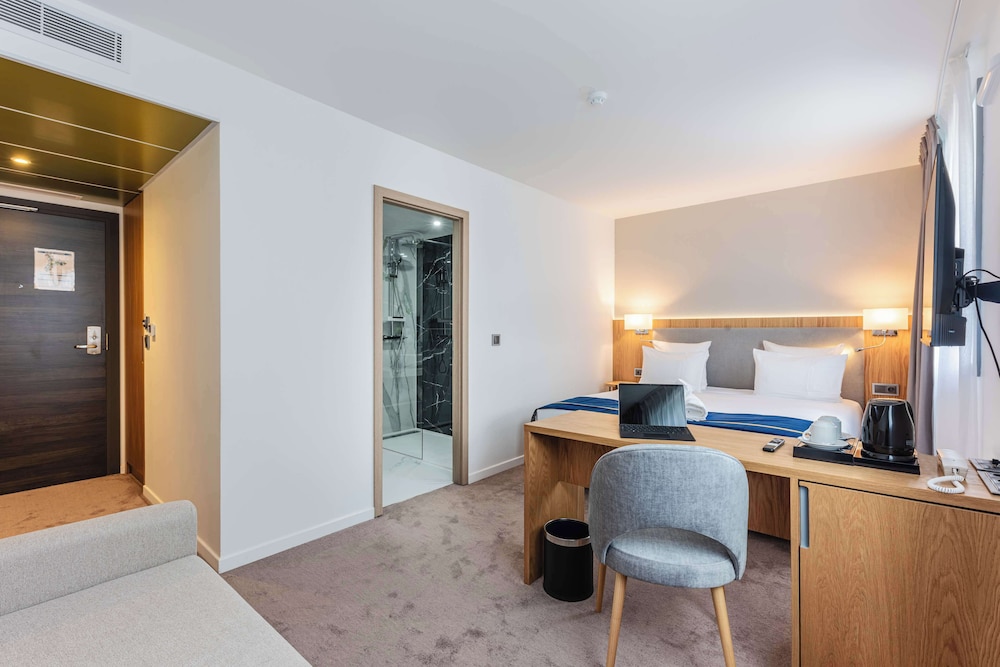 brit hotel privilege paris rosny sous bois