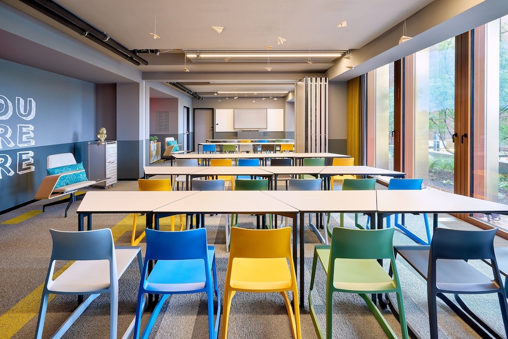 moxy luxembourg airport