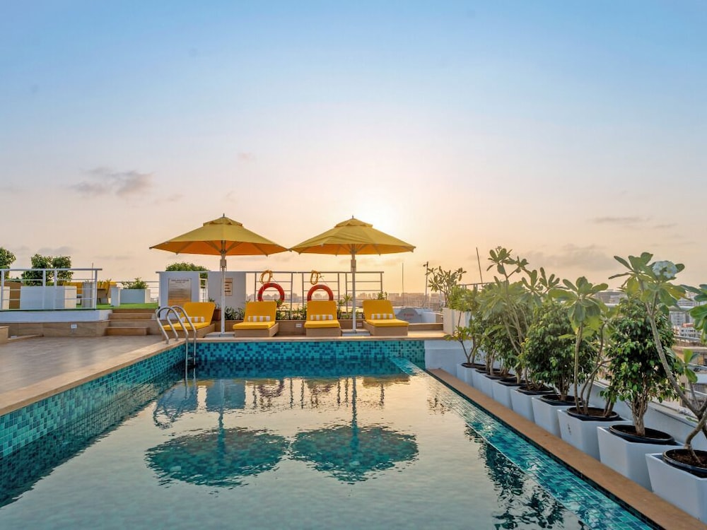 bloom hub weh andheri